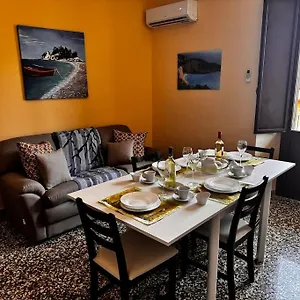 https://apt-mf-house.taorminaitalyhotels.com